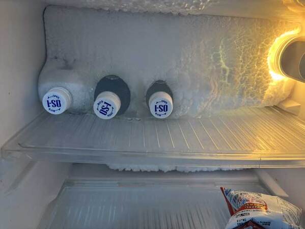 会社の冷蔵庫を開けると…　衝撃の光景に「交換推奨」「なぜこうなる」