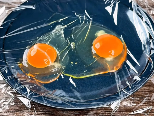 ラップの上に卵２つを割り入れて？　できた『ズボラ飯』に「夏はこれがいい！」