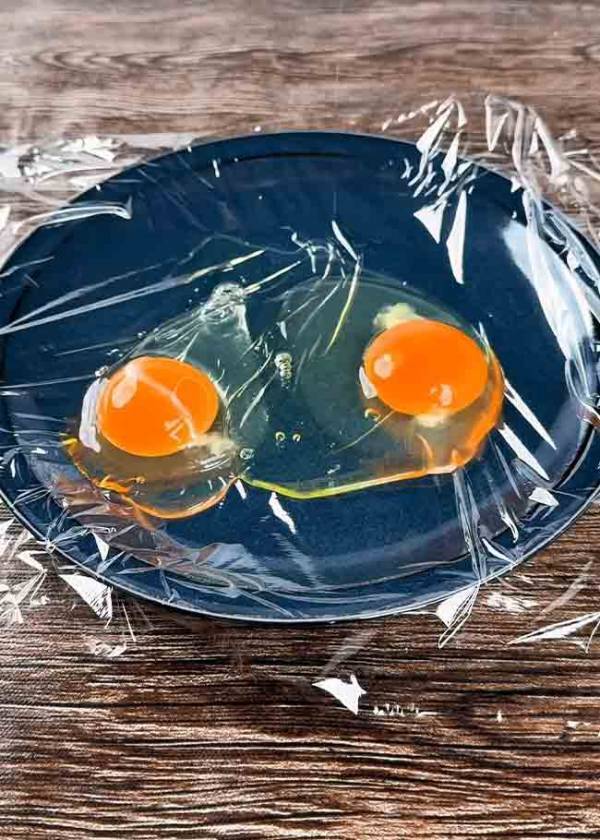 ラップの上に卵２つを割り入れて？　できた『ズボラ飯』に「夏はこれがいい！」