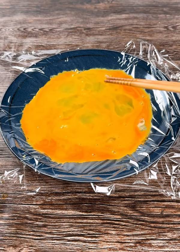 ラップの上に卵２つを割り入れて？　できた『ズボラ飯』に「夏はこれがいい！」