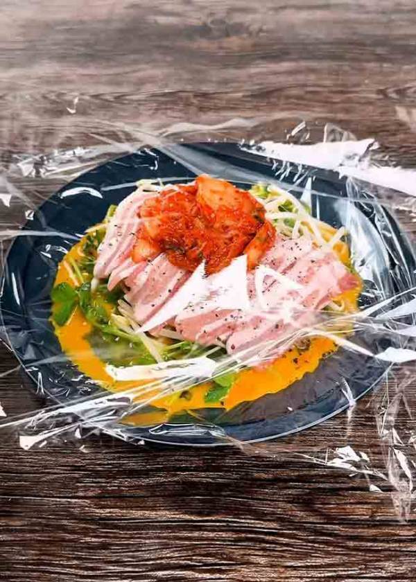 ラップの上に卵２つを割り入れて？　できた『ズボラ飯』に「夏はこれがいい！」