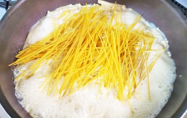 フライパン1つで完成！　エノキとニンニクを炒めて…？「大満足で完食」