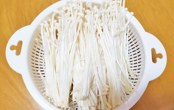 フライパン1つで完成！　エノキとニンニクを炒めて…？「大満足で完食」