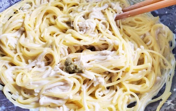 フライパン1つで完成！　エノキとニンニクを炒めて…？「大満足で完食」