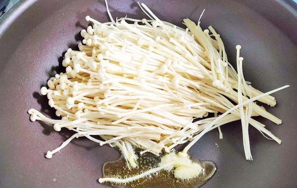 フライパン1つで完成！　エノキとニンニクを炒めて…？「大満足で完食」