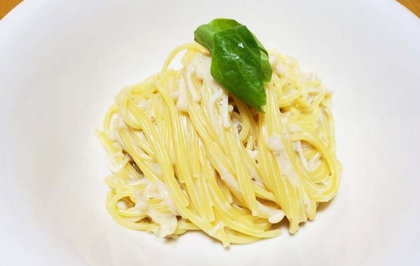 フライパン1つで完成！　エノキとニンニクを炒めて…？「大満足で完食」