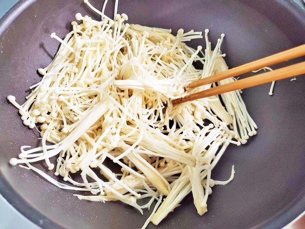 フライパン1つで完成！　エノキとニンニクを炒めて…？「大満足で完食」