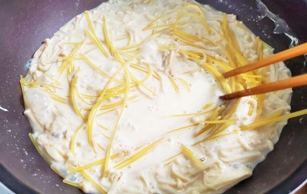 フライパン1つで完成！　エノキとニンニクを炒めて…？「大満足で完食」