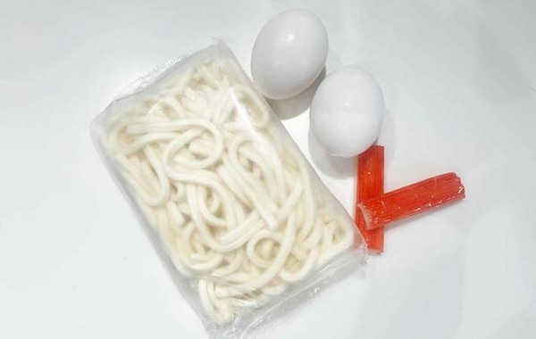 玉子とカニカマで激変！　意外なうどんレシピに「また作って！」