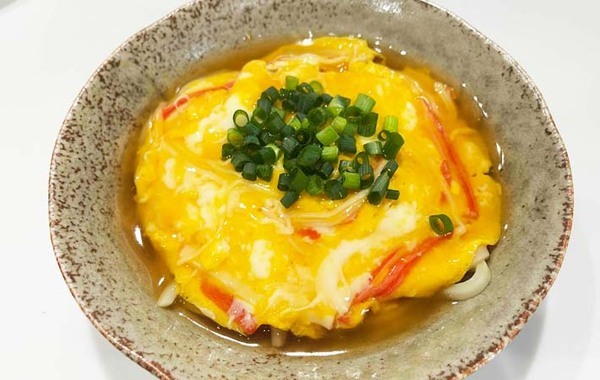 玉子とカニカマで激変！　意外なうどんレシピに「また作って！」