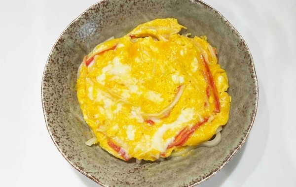 玉子とカニカマで激変！　意外なうどんレシピに「また作って！」