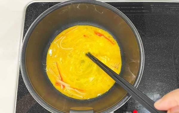 玉子とカニカマで激変！　意外なうどんレシピに「また作って！」