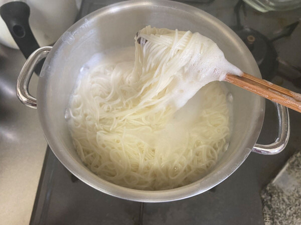 ゆでたそうめんに加えた意外な食材に「わたしも夫もペロリ！」「味の想像つかない」