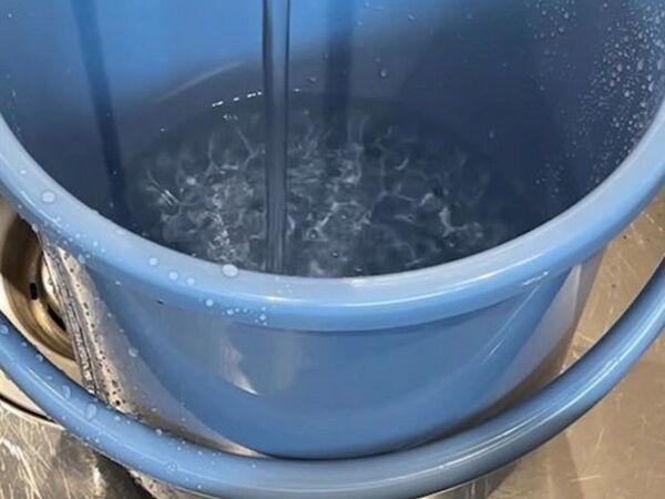 玄関掃除に最適な『手作り最強洗剤』って？　作り方に「めちゃくちゃ汚れ落ちる」