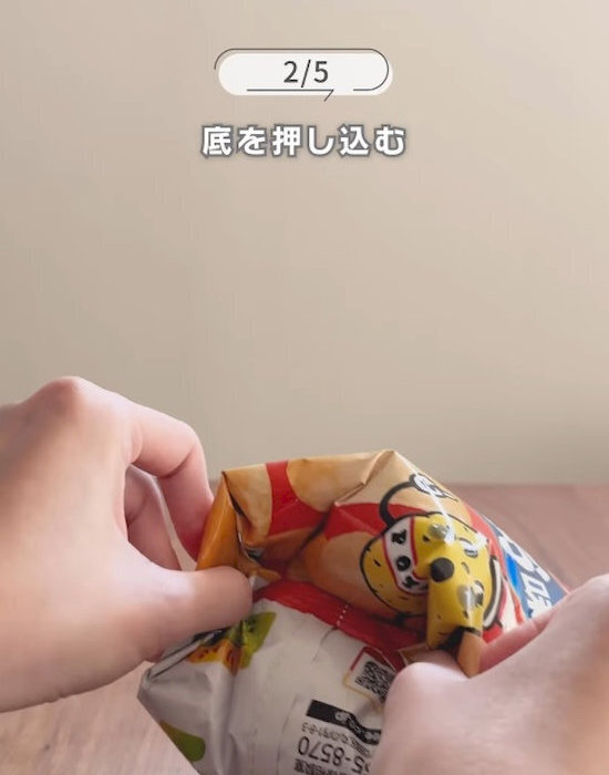 袋ごと割って開けるだけ　うまい棒が『きれいに４等分』できる方法