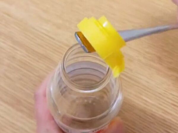 スプーンの柄を差し込むだけ！　固い蓋が『スルッ』と外れる方法とは
