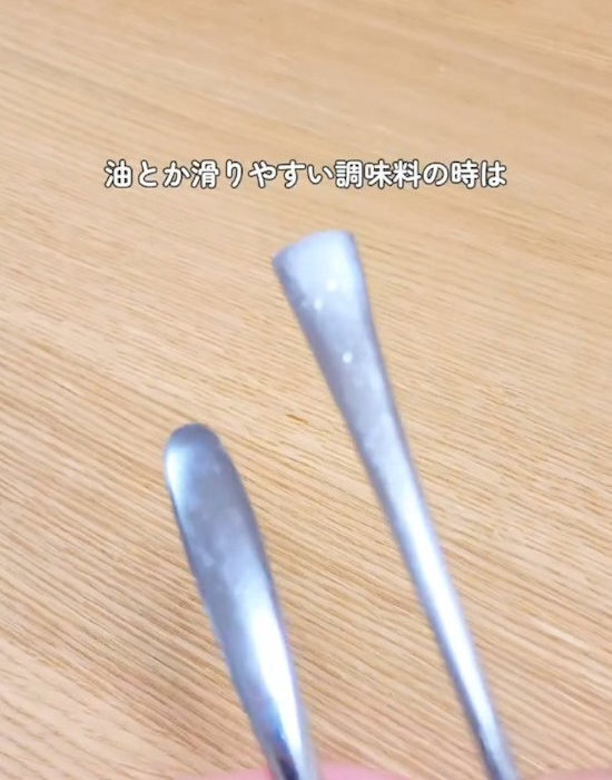 スプーンの柄を差し込むだけ！　固い蓋が『スルッ』と外れる方法とは