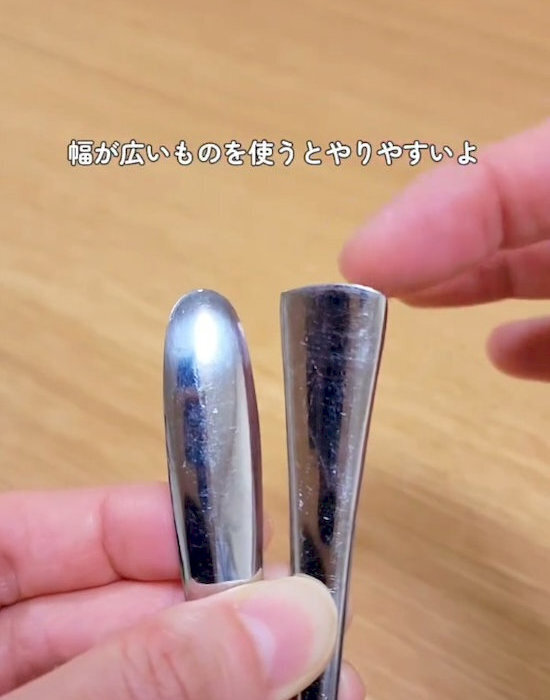 スプーンの柄を差し込むだけ！　固い蓋が『スルッ』と外れる方法とは