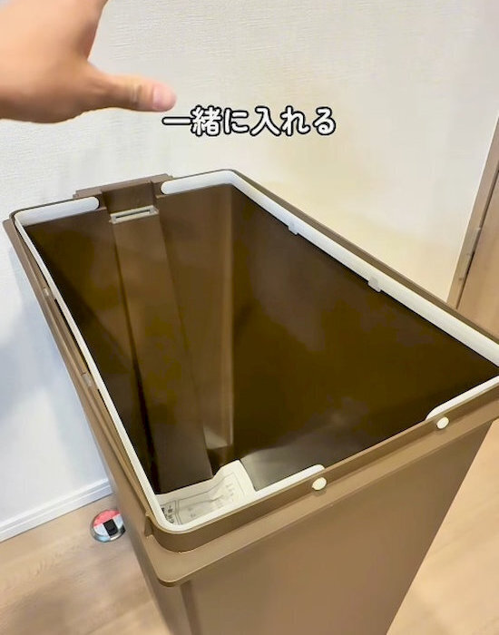 ゴミ箱に新聞紙を敷くと？　ニオイ対策になる理由に「これは賢い」「早速やる」