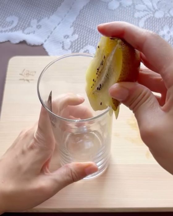 「グラスで皮がスルッと」　キウイの裏技に「見てて気持ちいい」「クセになる」