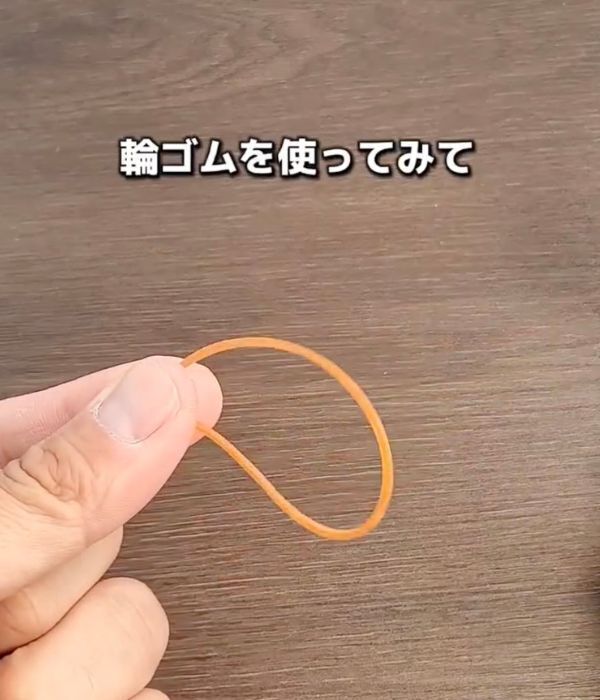 「輪ゴムで留められるなんて！」　袖ボタンの裏技に「驚いた」「毎朝やる」