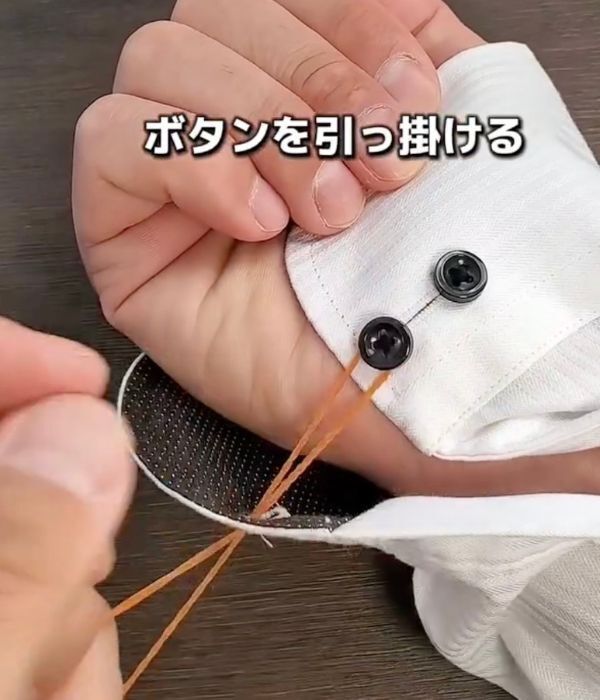「輪ゴムで留められるなんて！」　袖ボタンの裏技に「驚いた」「毎朝やる」