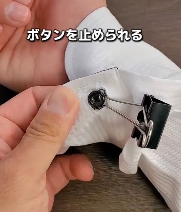 「輪ゴムで留められるなんて！」　袖ボタンの裏技に「驚いた」「毎朝やる」