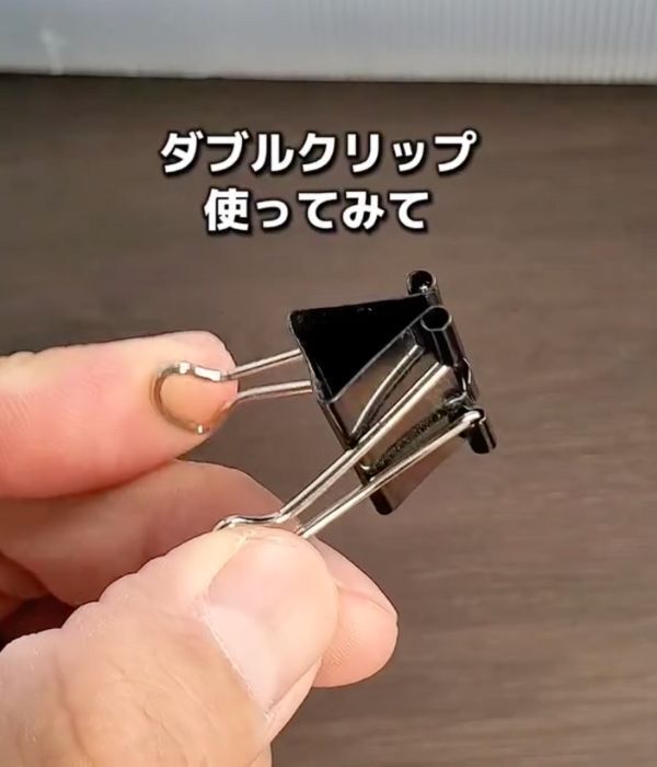 「輪ゴムで留められるなんて！」　袖ボタンの裏技に「驚いた」「毎朝やる」