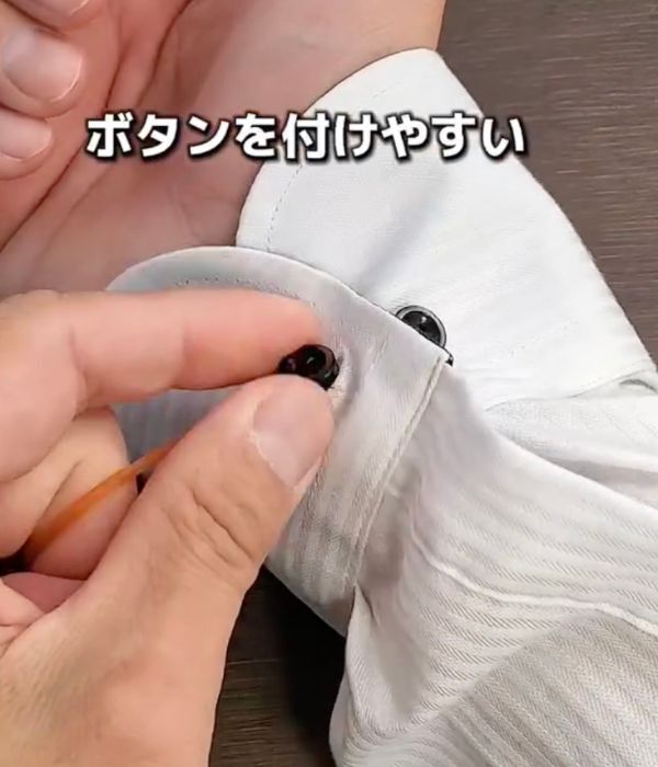 「輪ゴムで留められるなんて！」　袖ボタンの裏技に「驚いた」「毎朝やる」