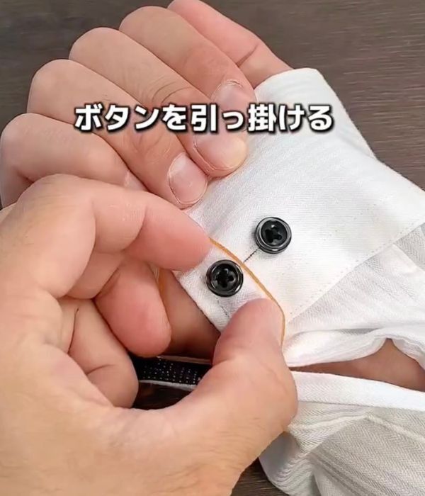 「輪ゴムで留められるなんて！」　袖ボタンの裏技に「驚いた」「毎朝やる」