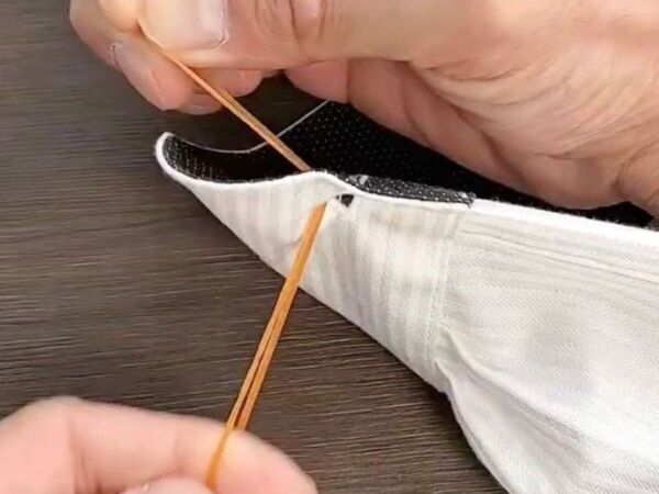「輪ゴムで留められるなんて！」　袖ボタンの裏技に「驚いた」「毎朝やる」