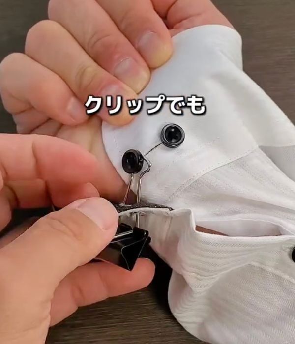 「輪ゴムで留められるなんて！」　袖ボタンの裏技に「驚いた」「毎朝やる」