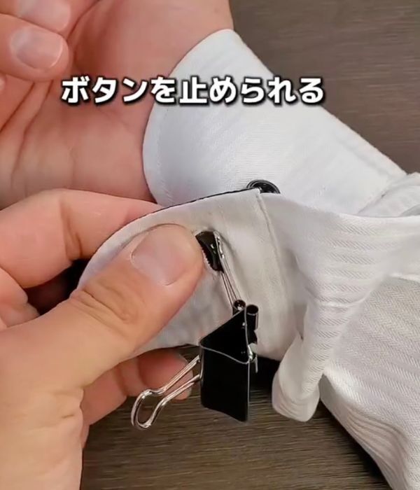 「輪ゴムで留められるなんて！」　袖ボタンの裏技に「驚いた」「毎朝やる」