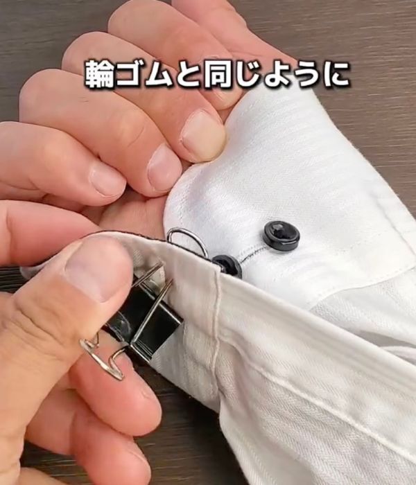 「輪ゴムで留められるなんて！」　袖ボタンの裏技に「驚いた」「毎朝やる」
