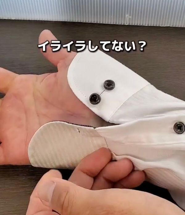 「輪ゴムで留められるなんて！」　袖ボタンの裏技に「驚いた」「毎朝やる」