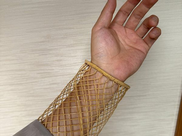 「暑すぎて、いよいよこれの出番」　腕にはめていたものが…？