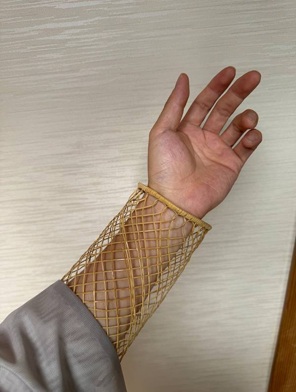 「暑すぎて、いよいよこれの出番」　腕にはめていたものが…？