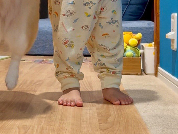 立ち上がった１歳息子、横を見ると？　「負けたくないという気迫を感じる」「爆笑」