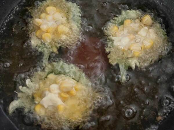 大葉を揚げて…？　簡単でかわいい『かき揚げ』レシピに「絶対に真似する」