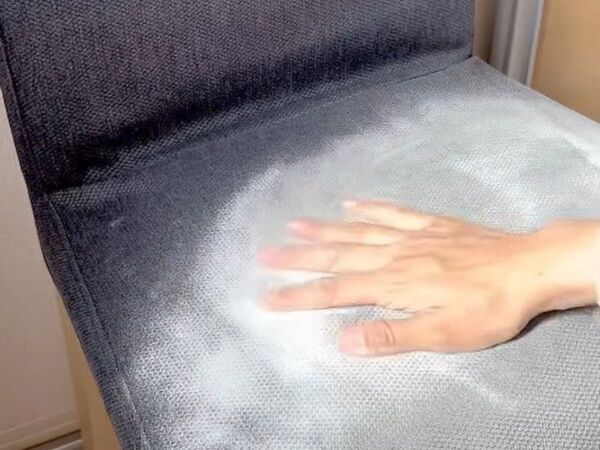ソファに重曹をまいたら…　掃除後の変化に「感動した」「絶対やる」