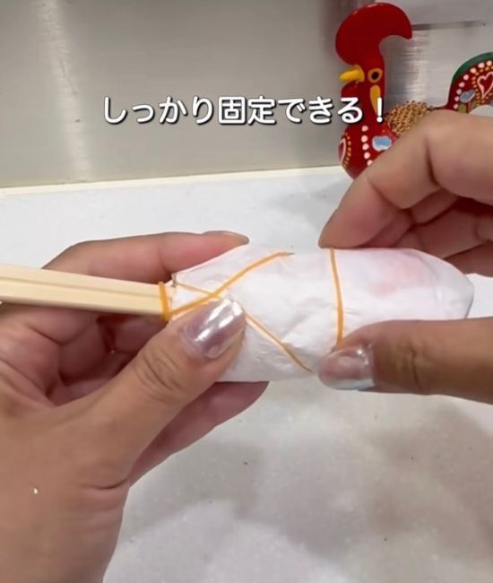 ヤクルトの容器にキッチンペーパーを巻くと？　活用法に「なるほど」「やってみたい」