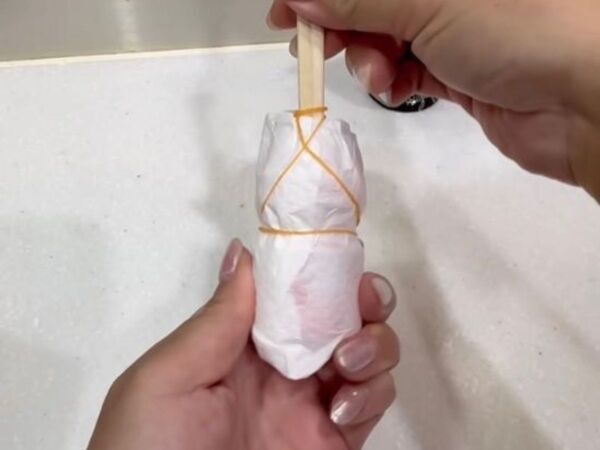 ヤクルトの容器にキッチンペーパーを巻くと？　活用法に「なるほど」「やってみたい」