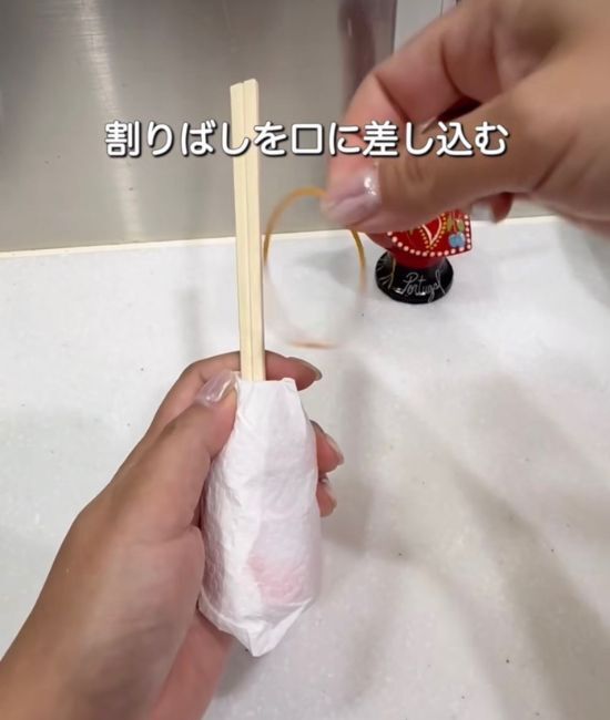 ヤクルトの容器にキッチンペーパーを巻くと？　活用法に「なるほど」「やってみたい」