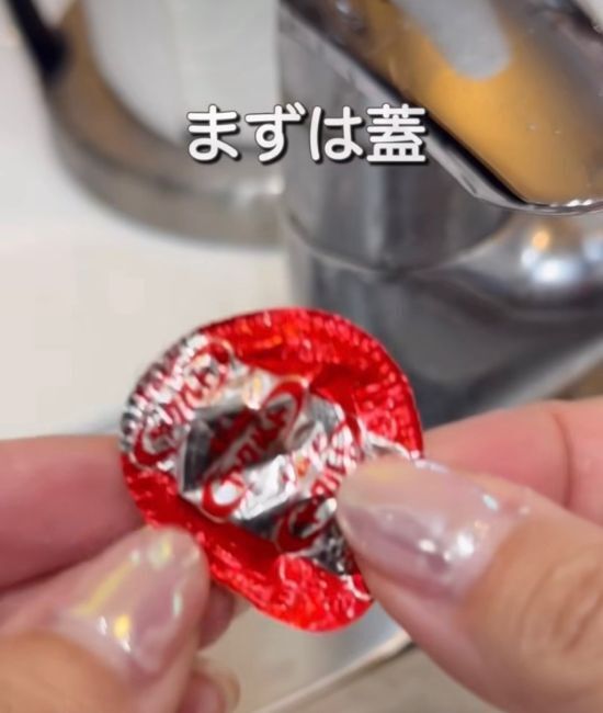 ヤクルトの容器にキッチンペーパーを巻くと？　活用法に「なるほど」「やってみたい」