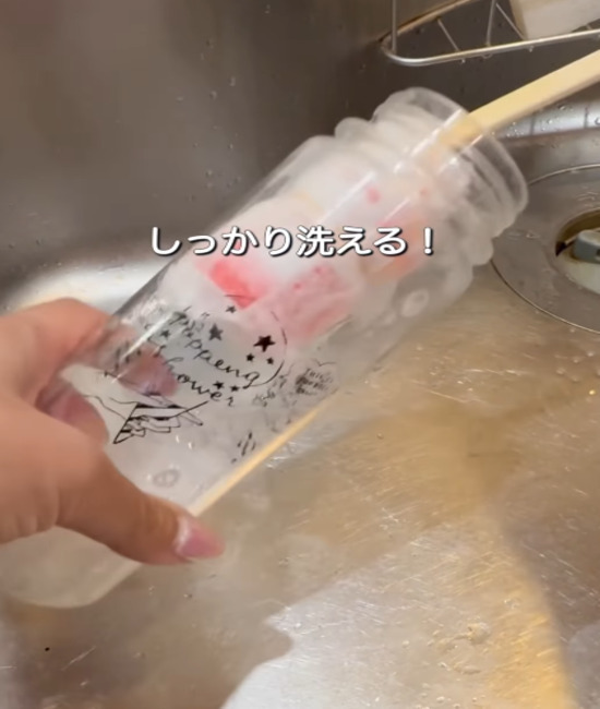 ヤクルトの容器にキッチンペーパーを巻くと？　活用法に「なるほど」「やってみたい」