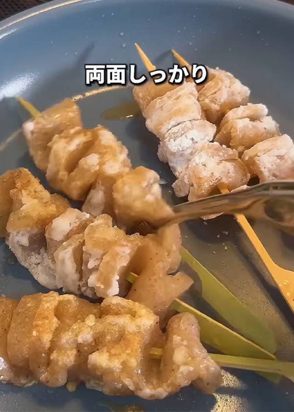 薄～く切ったこんにゃくに塩をまぶして？　『簡単おかず』に「作るしかない！」