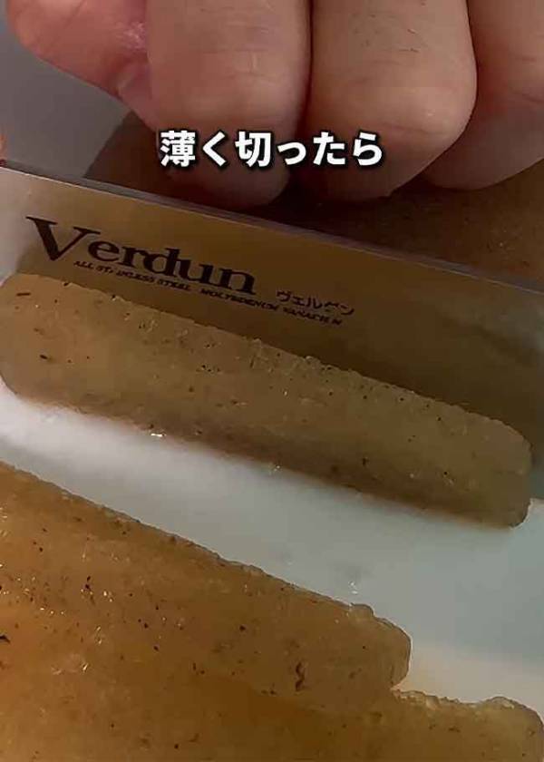 薄～く切ったこんにゃくに塩をまぶして？　『簡単おかず』に「作るしかない！」