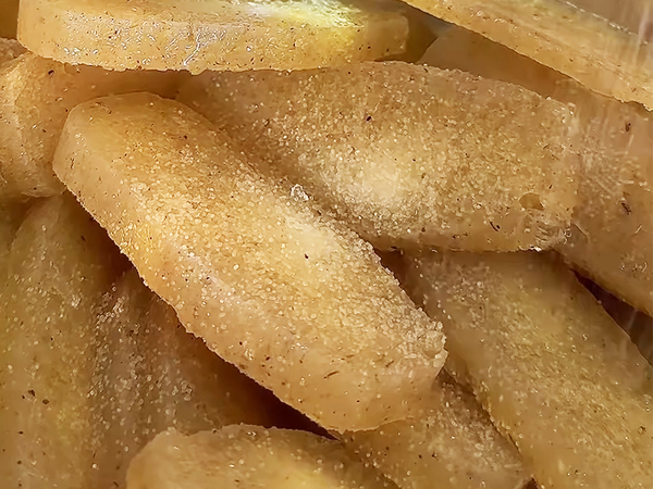 薄～く切ったこんにゃくに塩をまぶして？　『簡単おかず』に「作るしかない！」