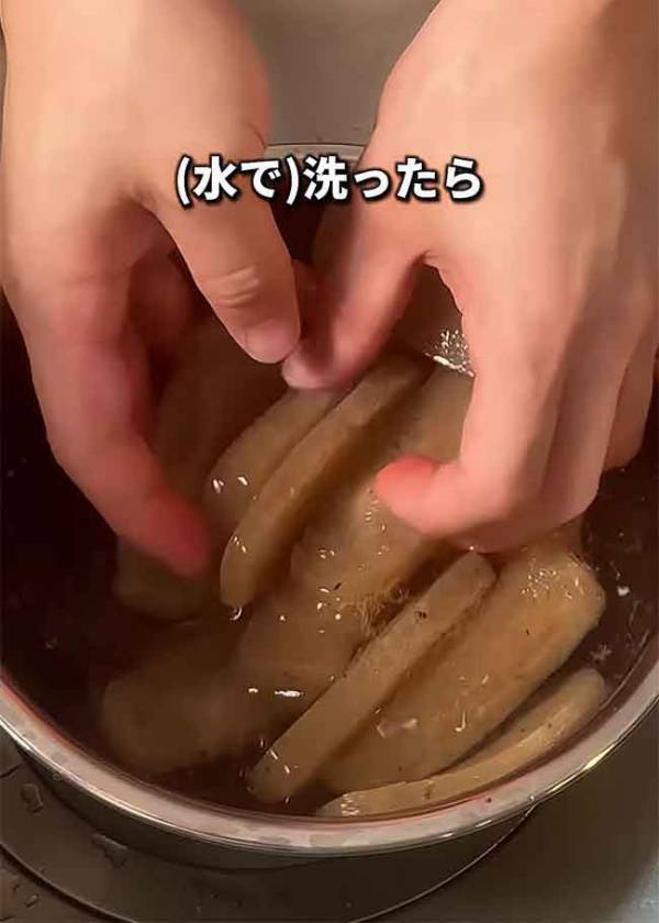 薄～く切ったこんにゃくに塩をまぶして？　『簡単おかず』に「作るしかない！」