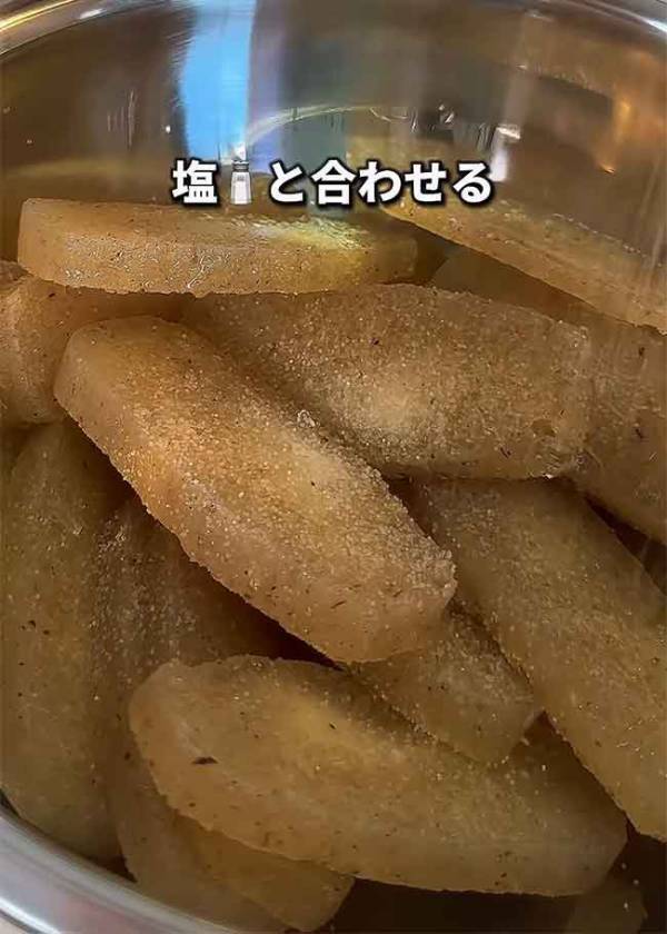 薄～く切ったこんにゃくに塩をまぶして？　『簡単おかず』に「作るしかない！」